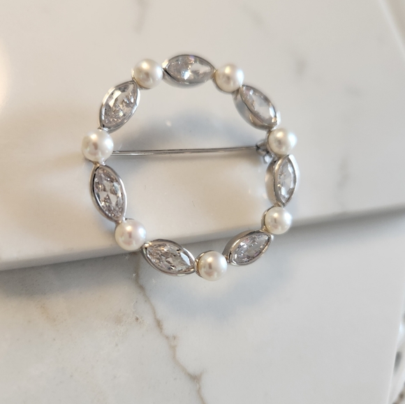 925 Sterling Silver ,real cultured pearl & Clear CZ in a Circle design brooch - Picture 3 of 7